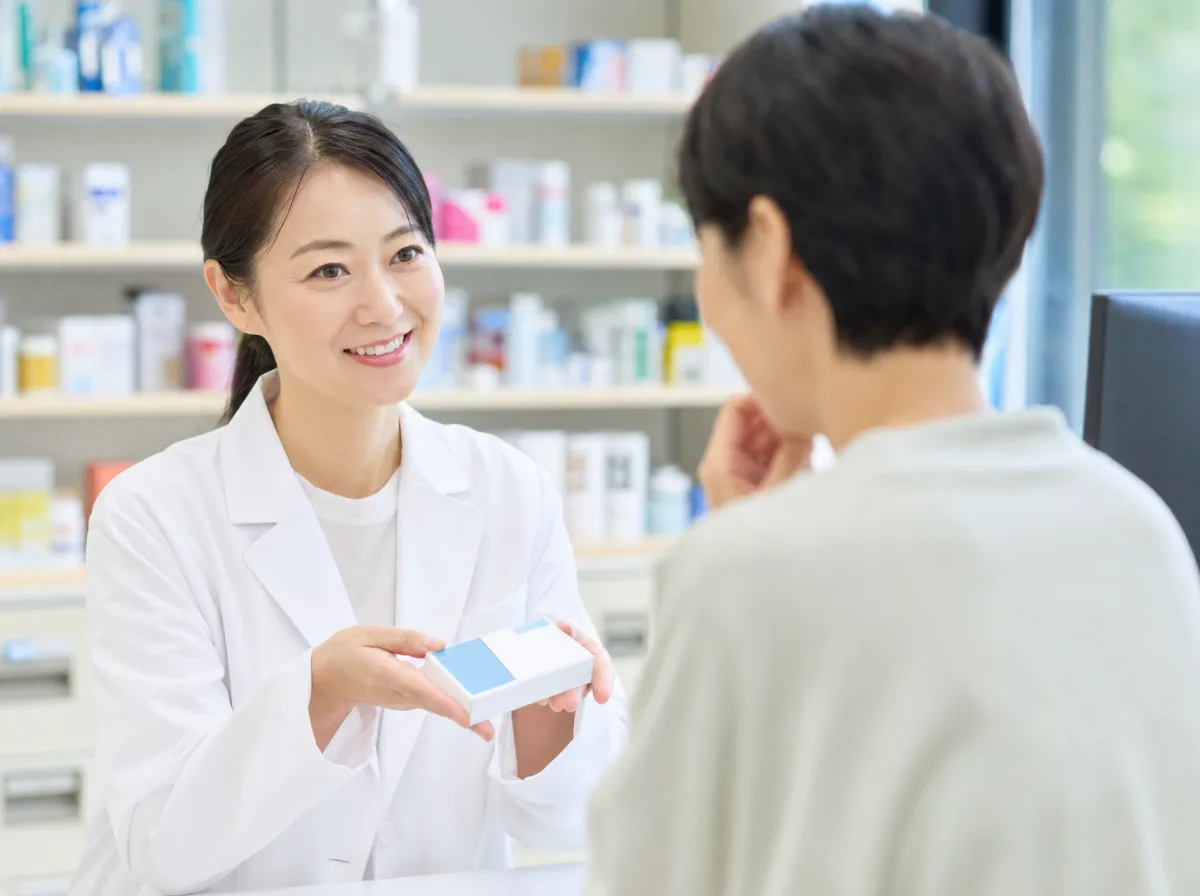 薬剤師が患者に服薬指導をしながら記録する様子